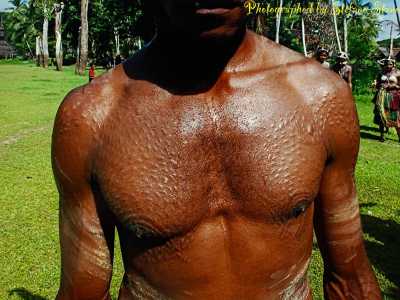 Non � un caso che l'abbandono dell'et� adolescenziale per i ragazzi sia segnata dal rito di praticare profondi tagli cutanei praticati su petto, addome e schiena...